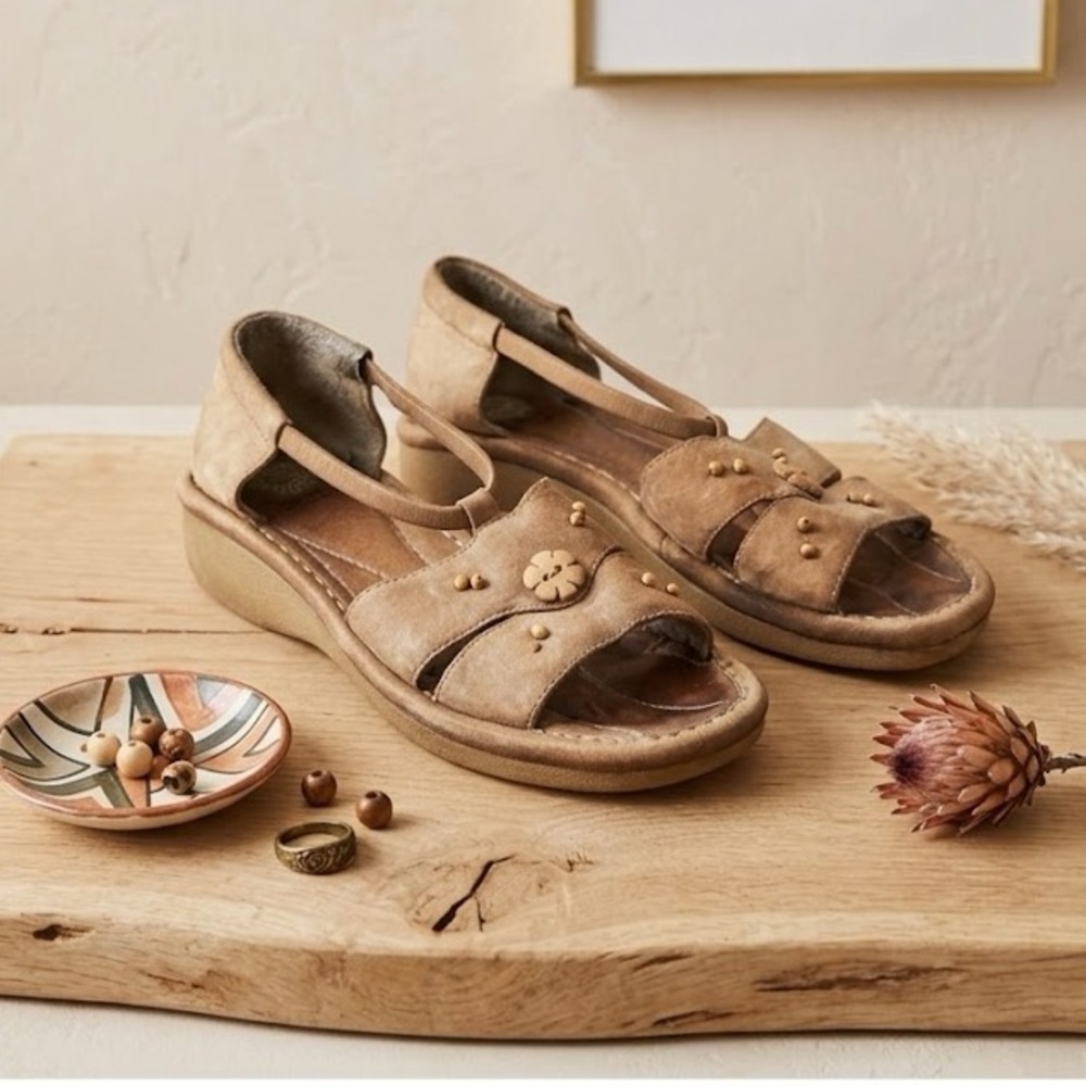 Earth Shoe Bohemian Suede Beaded Wedge Sandals Size 9.5 Wide